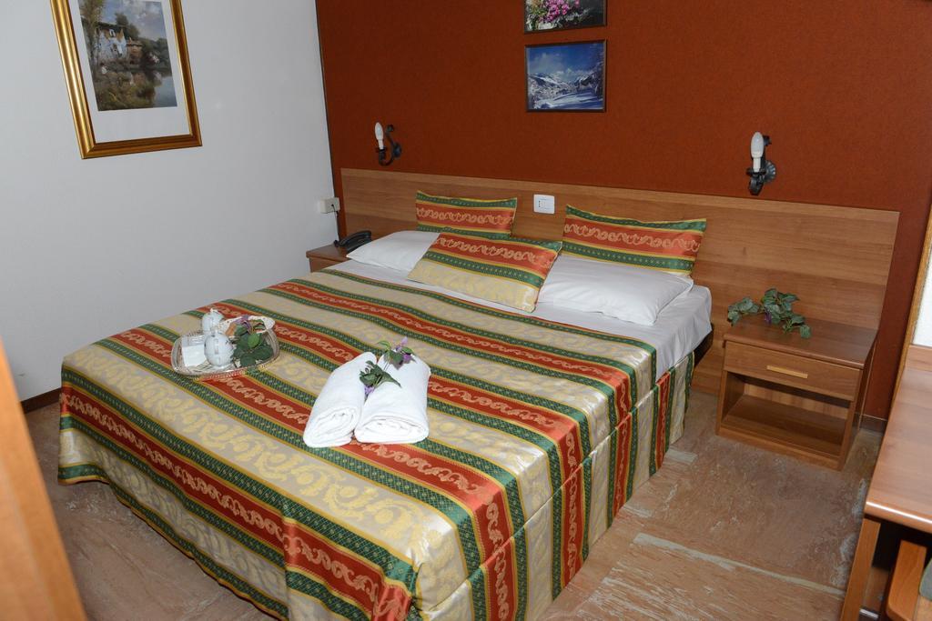 Albergo Altavilla Tirano Esterno foto