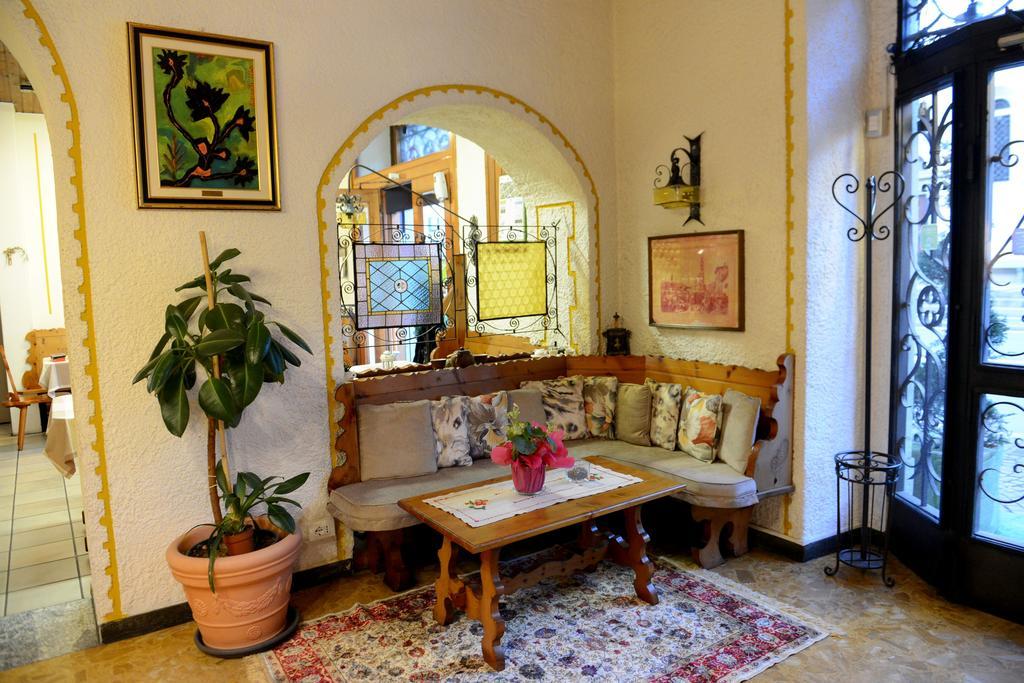 Albergo Altavilla Tirano Esterno foto